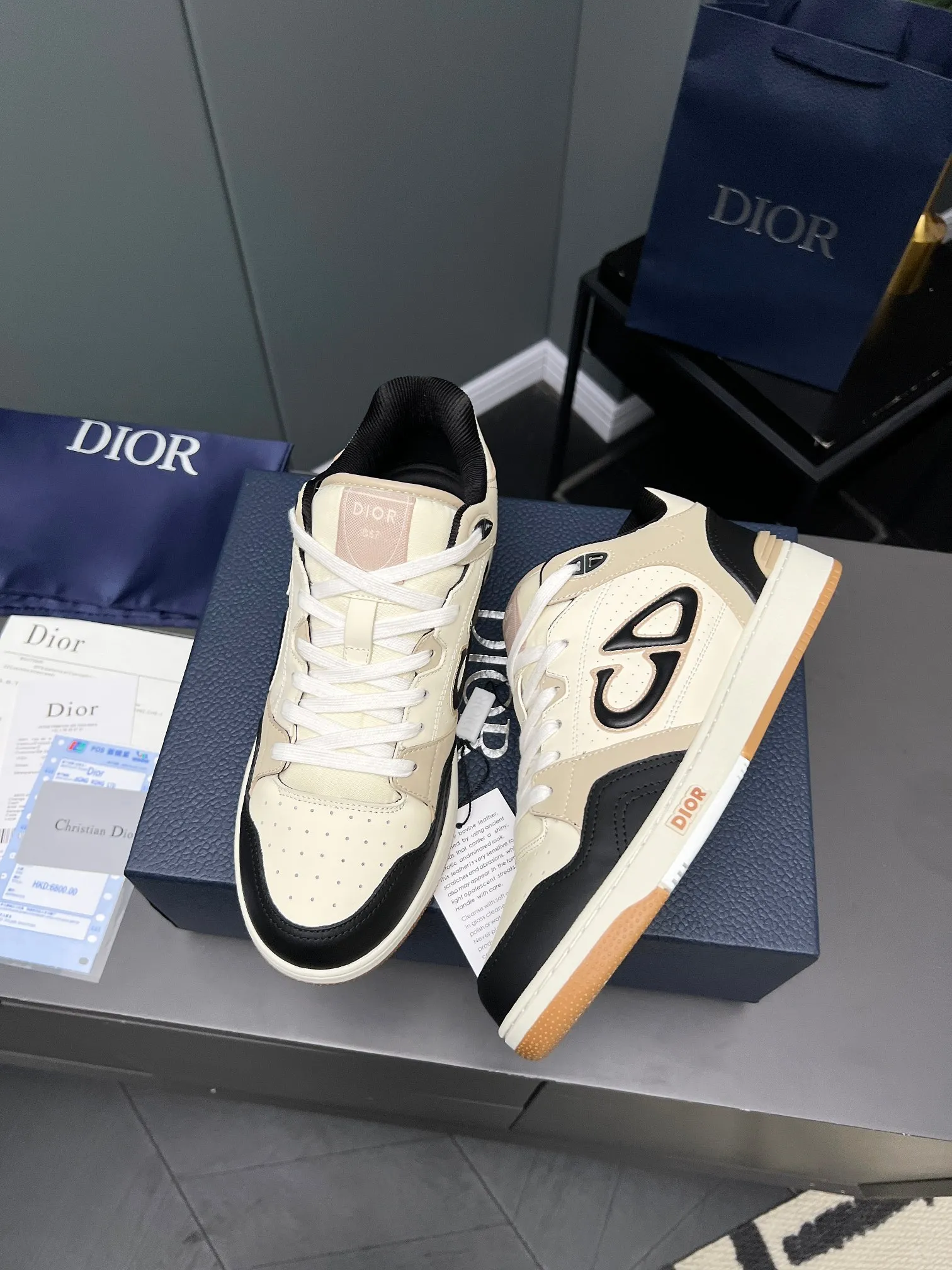 Men's Men's Shoes 💰600 Dior DiorB57 top version of low-top sneakers! ! ! Navy blue with beige smooth first-layer cowhide, fully oiled edges, T men's shoes 💰U outsole.  The 2024 autumn men's wear series has made a wonderful debut, a new classic item launched by Dior. Crafted from smooth first-grain cow leather in navy blue and beige, it's accented by a large leather heat-stamped CD logo on the sides. The distinctive laces of the same color match the color of the shoe body, and the opening and closing are decorated with various classic details on the tongue, sole and back side to enhance the style. The eyelet details, upper stitching and heel strip panels of the same color highlight the dynamic charm of its sports style. Exclusive two-color molded T men's shoes 💰U outsole is light, comfortable, non-slip and wear-resistant, the mesh lining and feet are customized with original colors, soft and breathable. Exquisite production technology highlights the grade, and can be matched with all kinds of clothing to create a refined look.